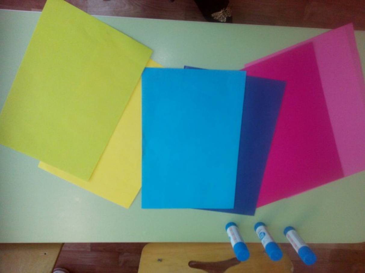 Клей-олівець, кольоровий папір (звичайний лист і 1/4 листа для хвостика рибки, колір я підбирала у відповідність з колірною гамою)