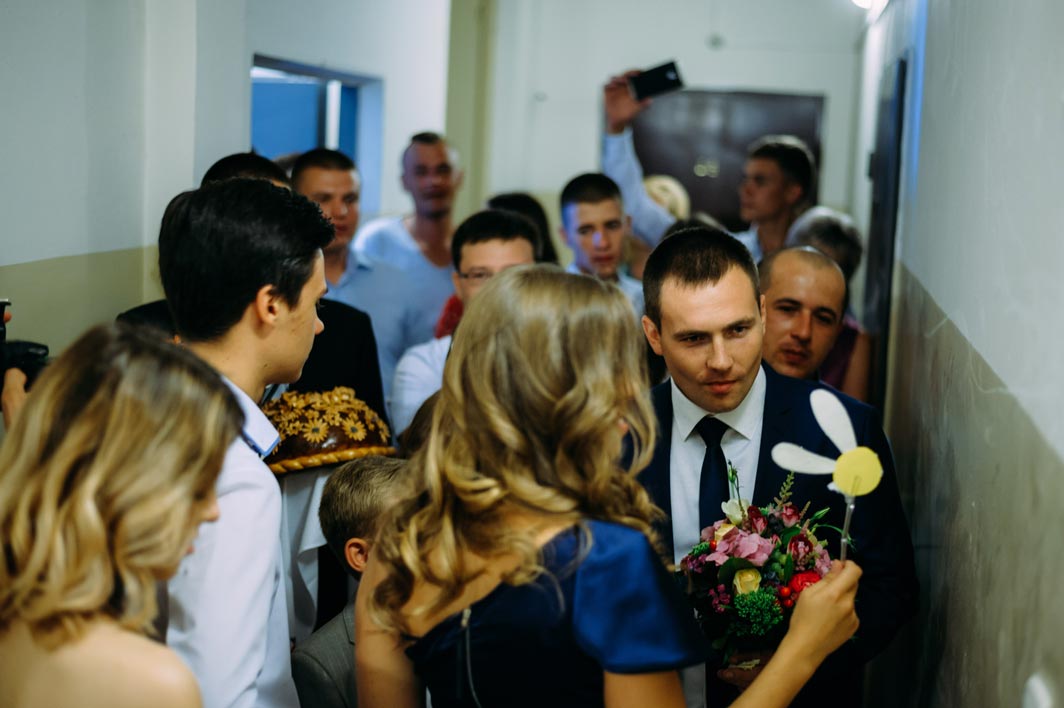 Зазвичай викуп нареченої проводять, якщо на весілля запрошено дуже багато людей, а тому всі вимагають відповідних традицій