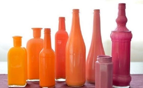 Пляшки, пофарбовані акрилом можна використовувати в якості оригінальних ваз, до того ж вони не втрачають гарний відблиск скла, просвічуючи дно