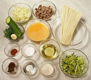 вам   знадобляться Про рецепті   Кукси - це корейське національне блюдо з тонкої локшини, бульйону, з додаванням різних приготованих овочів (які називаються «куксічумі») і м'яса