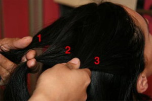 Візьміть одну пасмо волосся з чола, боків і з верхівки, і розділіть її на три рівні частини, як це показано на зображенні: