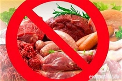 На кордоні з Польщею не беріть з собою м'ясну продукцію і м'ясо, йогурти та молочні продукти, а також сири, не дозволяють провозити сало, шоколадну продукцію і консерви