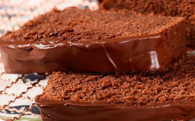Какао перед приготуванням кексу потрібно обов'язково розчинити в окропі - гаряча вода в повній мірі розкриє його смак, завдяки чому вийде дуже шоколадний, смачний кекс
