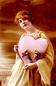 Традиційним подарунком на 14 лютого вважається «валентинка» - листівка для коханої людини, друга або родича
