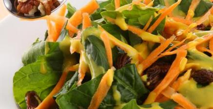 Порадують кізоньки салати з улюбленими улюбленими овочами - морквою і буряком, велика кількість зелені на столі
