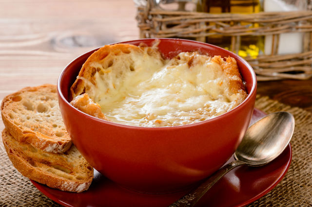 Паризький цибульний суп: ніжно і вишукано
