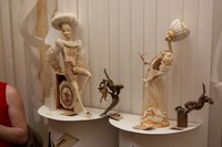Ірина Горюнова показала ляльок в чудових костюмах, з деталями періоду Середньовіччя та відродження, з буфами і манжетами, прикрашеними гудзиками і намистинами, в корсетах cо шнурівкою і тюрбанах