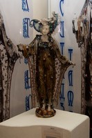 В даному випадку це лялька з приватної колекції господині галереї «Вахтанов» Ірини Мизіна, придбана їй в 1998 році в США і ніколи не експонувалася в Росії