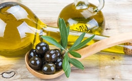 Ідея застосовувати оливкова олія для особи виникла ще багато років тому і завдяки своїм чудодійним властивостям, даний продукт залишається незамінним засобом в косметології і по сьогоднішній день
