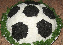 Почнемо рік з футболу   - Чоловікам, більшість з яких вболівальники, припаде до душі салат у вигляді футбольного м'яча - головного символу Євро-2012, - запевняє донеччанка