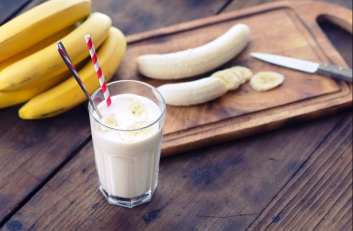 Склад бананового коктейлю нехитрий: для нього можна взяти банановий пломбір або додати сироп зі смаком банана, ну а щоб напій був зовсім натуральним - просто візьміть свіжий банан