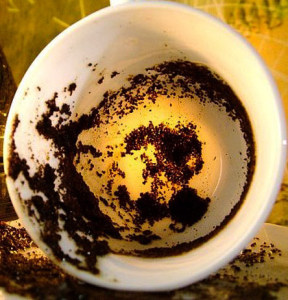 Чи часто ви ловите себе на тому, що випивши чашечку смачного гіркого напою, ви вдивляєтеся в хитромудрий малюнок, написаний кавовою гущею на дні чашки