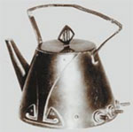 Протягом усього XX століття винахідники вдосконалювали пристрій і зовнішній вигляд електричного чайника, намагаючись зробити його максимально зручним для використання
