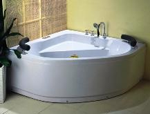 Щоб поверхня акрилової ванни залишалася якомога довше гладенькою, слід скористатися воскової поліруванням, акуратно натираючи ванну м'якою натуральною тканиною